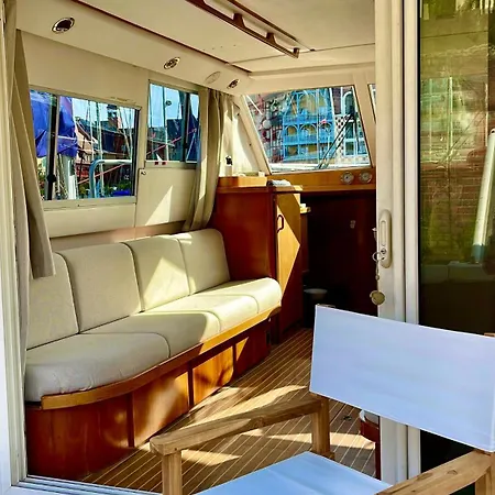 Yacht بوتيل