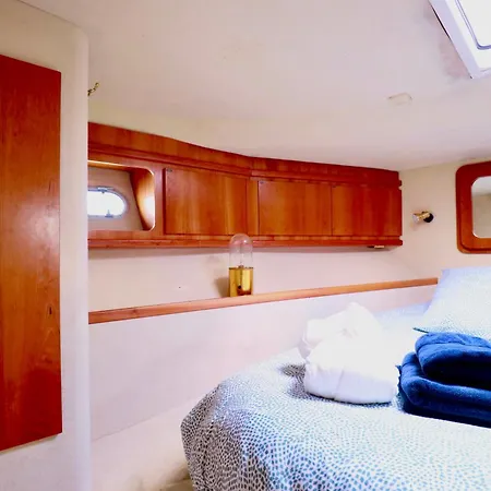 Yacht بوتيل *