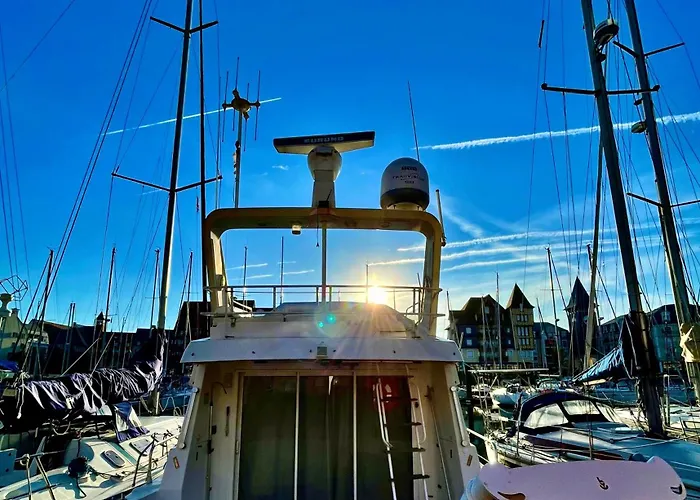 Yacht ספינת מלון