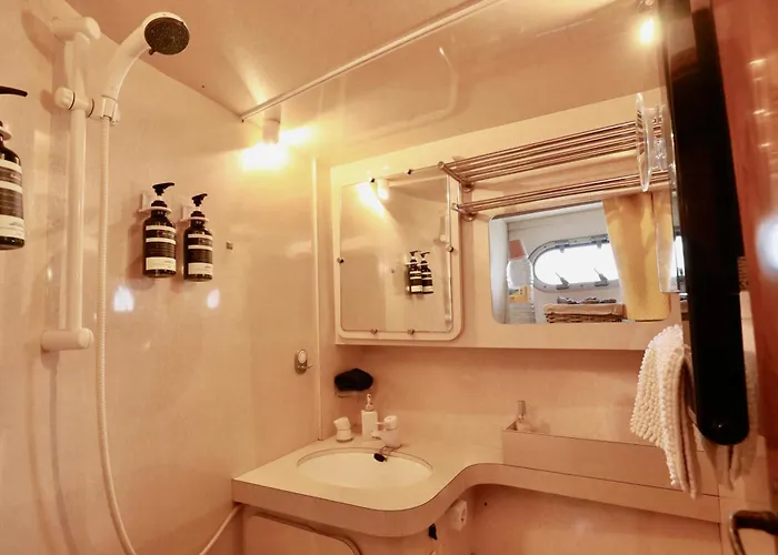 Yacht ספינת מלון דוביל